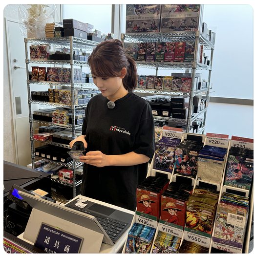 カードショップでPOSを操作する様子